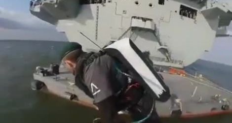 Vol en "jetpack" d'un bateau à un autre