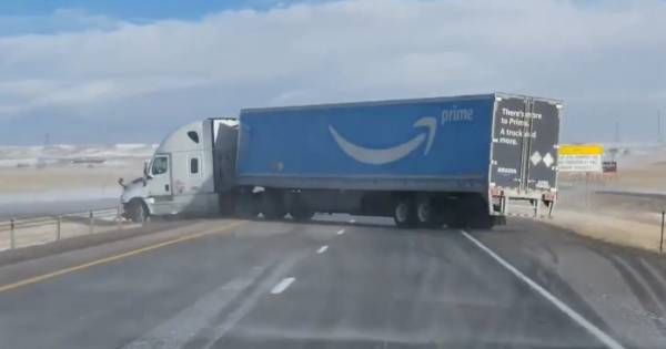 Un camion de livraison Amazon emporté par des vents violents sur l'autoroute