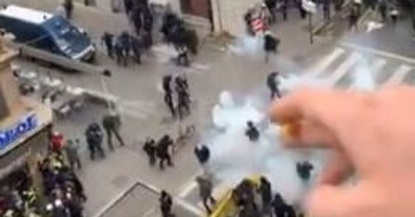 À Lyon pendant la manifestation, un projectile explose à leur fenêtre