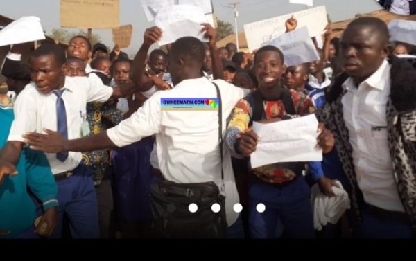 Pas de cours dans les écoles de Yomou : des élèves manifestent dans la rue