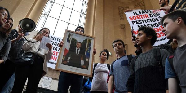 Des « décrocheurs » de portraits de Macron condamnés en appel