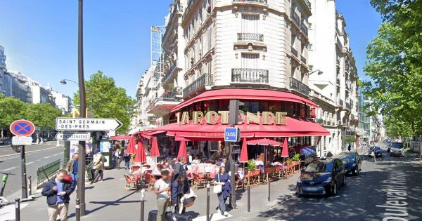 La brasserie "La Rotonde" à Paris endommagée par un incendie
