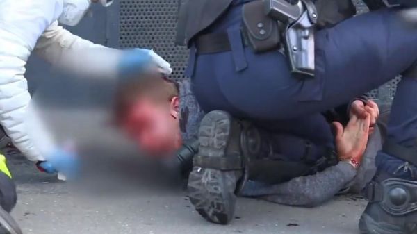 VIDEO - Retour en images sur l'interpellation du manifestation frappé à terre par un policier