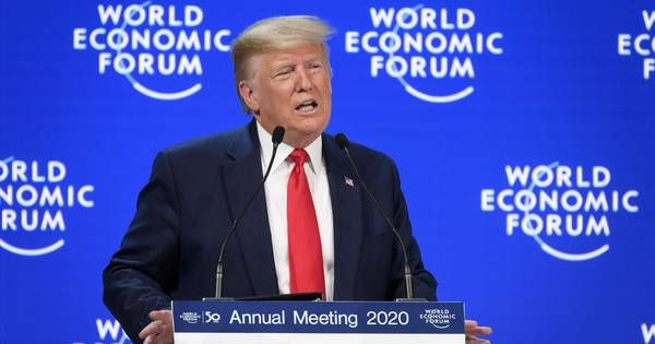 À Davos, Trump fustige les "prophètes de malheur et leurs prédictions de l'apocalypse” devant Greta Thunberg