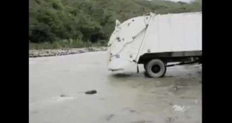 Un camion poubelle lâche tout dans un fleuve (Équateur)
