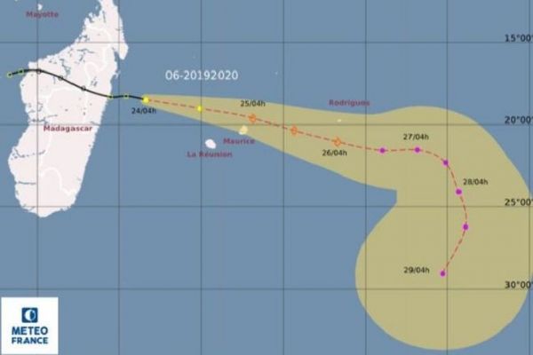 Université, crèches, routes, centres d'hébergement : les conséquences de l'alerte cyclonique orange à La Réunion [DIRECT]
