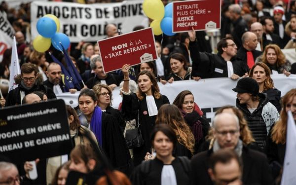 "Laissez-nous tranquilles !" : avocats, infirmières et stewards ont manifesté pour leurs retraites à Paris