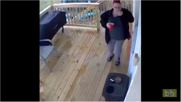 Un mari se dépêche pour venir aider sa femme qui vient de tomber dans les escaliers