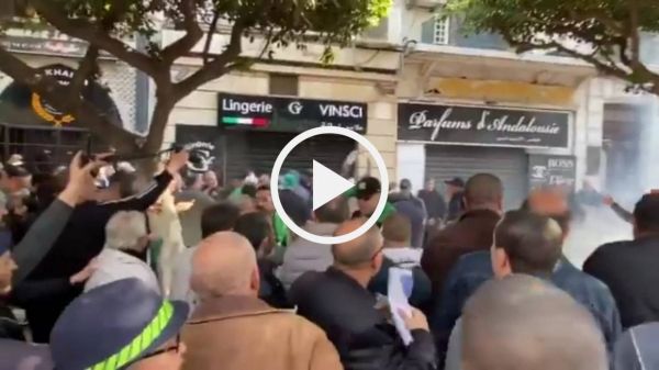 La police fait usage d’une bombe assourdissante pour disperser les manifestants à Alger