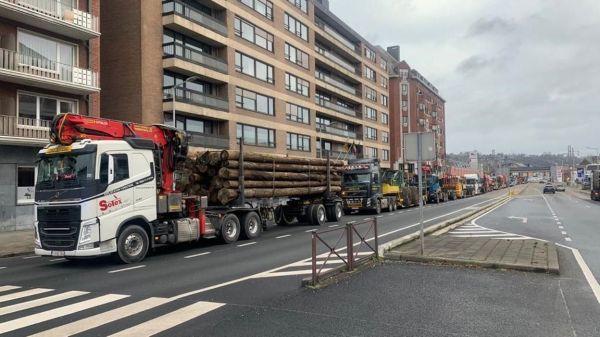Manifestation du secteur "bois" à Namur : l'Avenue Prince de Liège bloquée