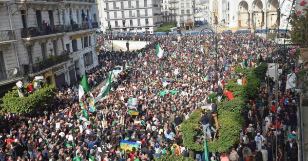 Algérie : foule impressionnante pour le premier anniversaire du "hirak"