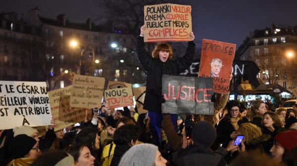 "C'est marcher sur la tête des victimes" : Roman Polanski récompensé aux César malgré les protestations