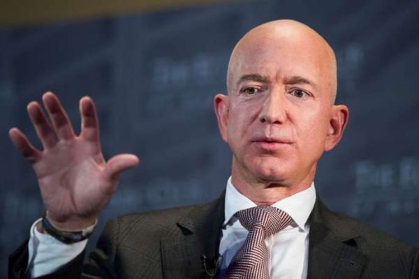 Jeff Bezos (Amazon)  et d'autres dirigeants d'entreprises ont vendu des milliards d'actions avant le krach de la bourse
