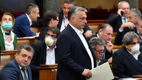 Les pleins pouvoirs illimités à Orban en Hongrie, au nom du coronavirus