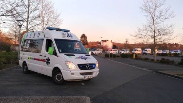 Les ambulanciers de l'arrondissement de Vichy forment un cortège pour rendre hommage au personnel soignant
