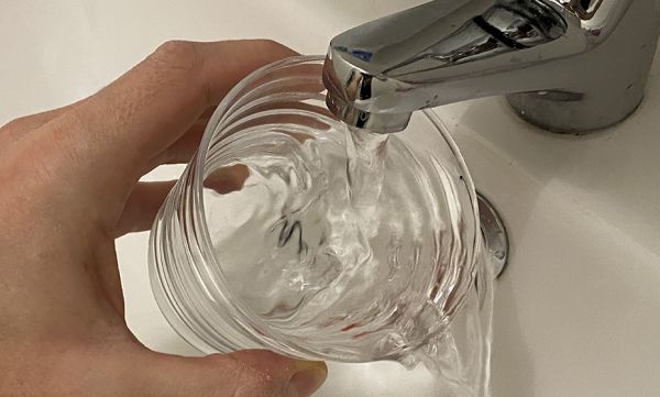 Coronavirus : pourquoi l'eau du robinet contient-elle plus de chlore pendant le confinement ?