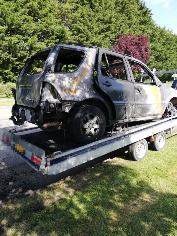 Un véhicule Mercedes prend feu à Abancourt