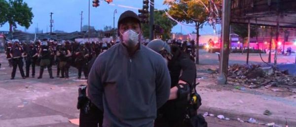 Etats-Unis: En plein direct, un journaliste de CNN et son équipe arrêtés et menottés par les policiers à Minneapolis - VIDEO