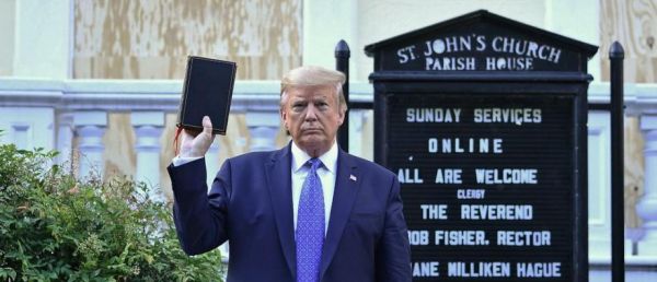 Les dirigeants religieux américains ont fustigé Donald Trump qui s'est fait photographier devant une église dégradée, une bible à la main