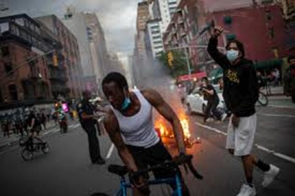 La ville de New York prolonge le couvre-feu jusqu’à dimanche pour endiguer les manifestations violentes et le pillage