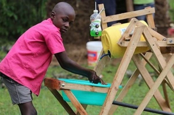 Un jeune Kenyan primé pour son invention de lavage des mains