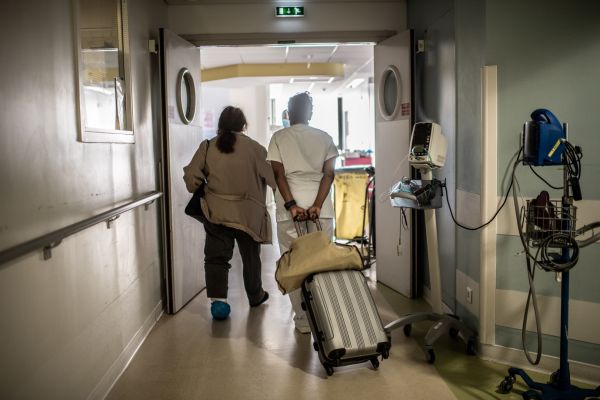 Covid-19 en France : l'arrivée d'une vingtaine de malades d'Algérie fait craindre un nouveau cluster