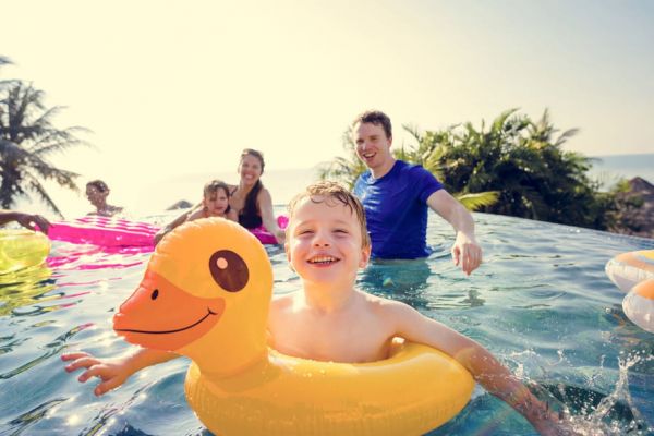 Piscine, plage : les règles de sécurité pour la baignade des enfants