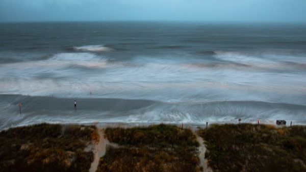 L'ouragan Isaias frappe les côtes américaines, les autorités craignent des pluies meurtrières