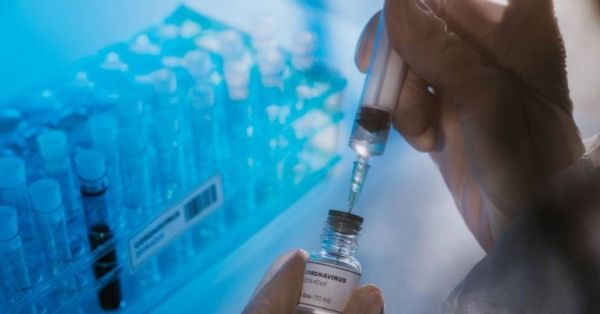 Covid-19 : tester un vaccin sur les personnes âgées et de couleur est crucial, insiste un expert