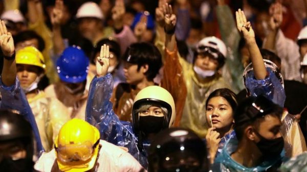 Thaïlande: le Premier ministre recule face au mouvement pro-démocratie