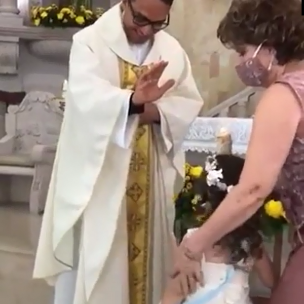 Une petite fille réagit de manière imprévisible devant le prêtre lors de son baptême