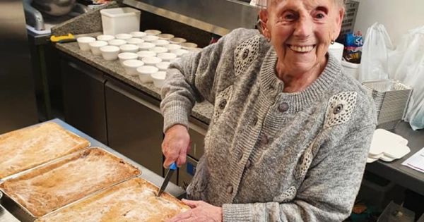 À 89 ans, elle cuisine des tartes chaque jour pour venir en aide aux enfants démunis pendant la crise sanitaire