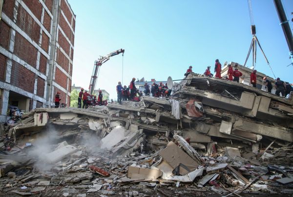 Turquie : après le séisme, la colère se mêle à l'angoisse à Izmir