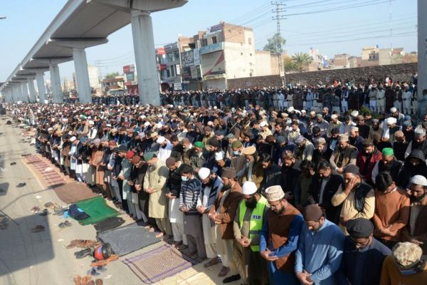 Au Pakistan, des milliers d'islamistes se ruent aux obsèques de leur leader Khadim Rizvi