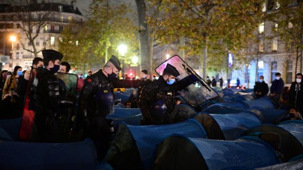 Un camp de migrants violemment démantelé en plein Paris