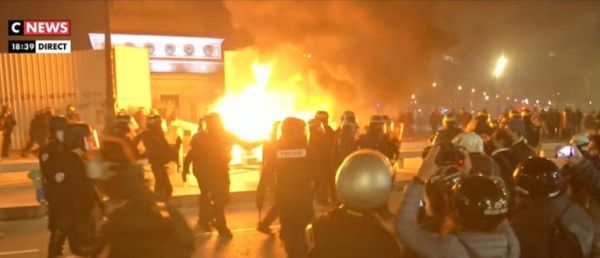 EN DIRECT - Loi Sécurité Globale - Les incidents se poursuivent ce soir Place de la Bastille avec des incendies et des dégâts - 46.000 personnes à Paris (Officiels) - Forte mobilisation [...]