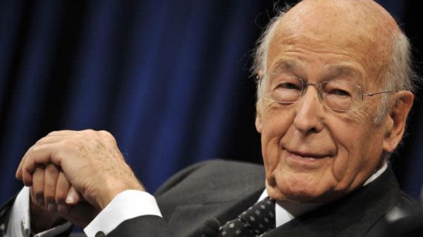 "Un homme d'État", "moderne", "proche des Français" : la classe politique rend hommage à Valéry Giscard d'Estaing