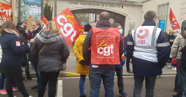 Dijon : les "exclus du Ségur de la santé" manifestent devant la préfecture de Côte-d'Or