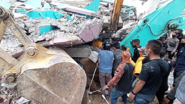 Au moins 26 morts après un fort séisme en Indonésie