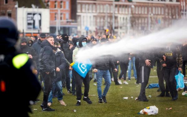 Vidéos. Covid-19 aux Pays-Bas : heurts avec la police en marge de manifestations anti couvre-feu