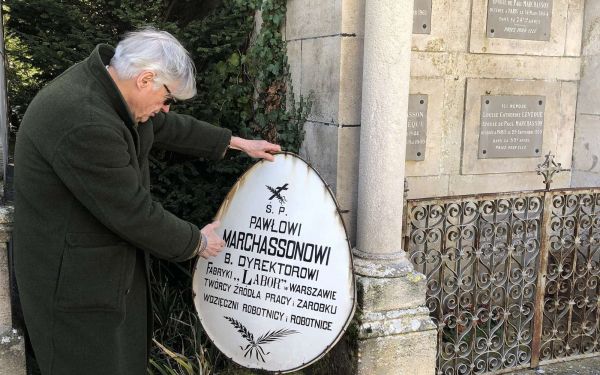 Qui pour déchiffrer la plaque funéraire du cimetière de La Rochefoucauld ?