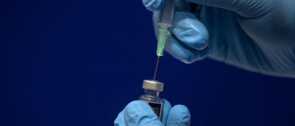 EN DIRECT - Coronavirus - Le gouvernement décide de ne pas rallonger le délai de 3 à 4 semaines prévu entre les 2 injections de vaccins