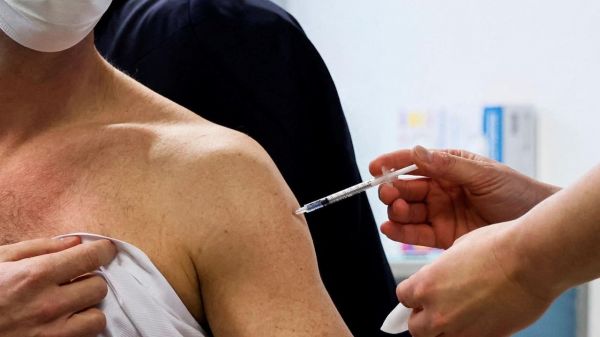Covid : est-on potentiellement contagieux après la vaccination ? Le 20H vous répond