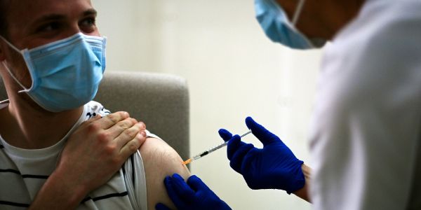 Covid-19 : un troisième vaccin autorisé aux Etats-Unis, Biden appelle à ne pas "baisser la garde"
