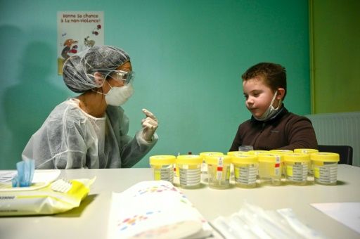 Les tests salivaires à l'école réalisés par des "personnels de santé", assure Blanquer