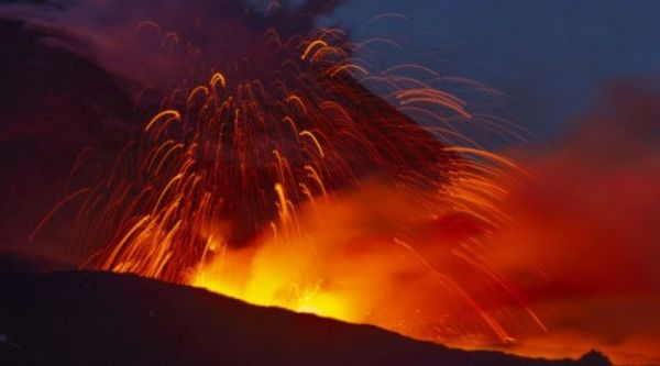 Sicile : A nouveau en éruption, l'Etna recouvre plusieurs villes d'une couche de cendres