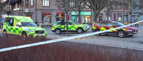 Suède : Que sait-on de l'attaque "possiblement terroriste" à l'arme blanche, en pleine rue hier soir, qui a fait huit blessés dont cinq grièvement ?  Regardez