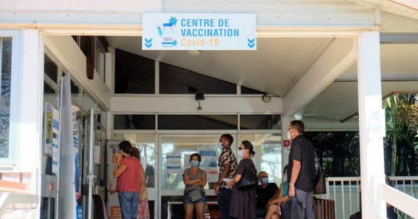 Pourquoi la vaccination peine-t-elle à décoller en Outre-mer ?