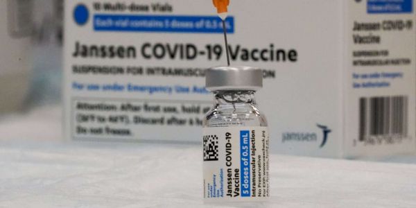 Covid-19 : outre le vaccin d'AstraZeneca, celui de Johnson & Johnson également visé par une enquête