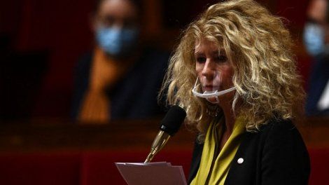 La députée Martine Wonner sans masque à une manifestation contre les vaccins